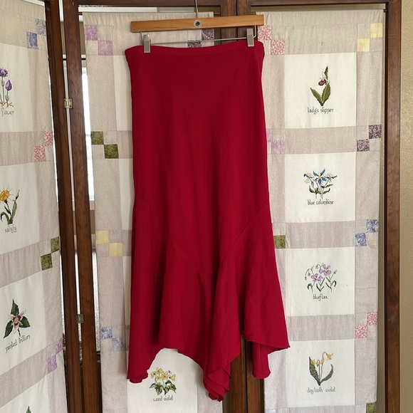 Larry Levine red linen blend asymmetrical long skirt - Picture 4 of 10